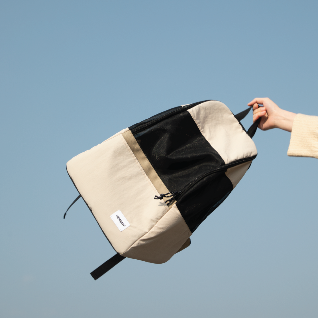 Pawstivity's Pet Travel Backpack: designed with dual shoulder straps and two-way anti-escape zippers; the zippers can be fully opened, making it convenient for feeding, and allowing pets to peek out for more interaction with the owner.