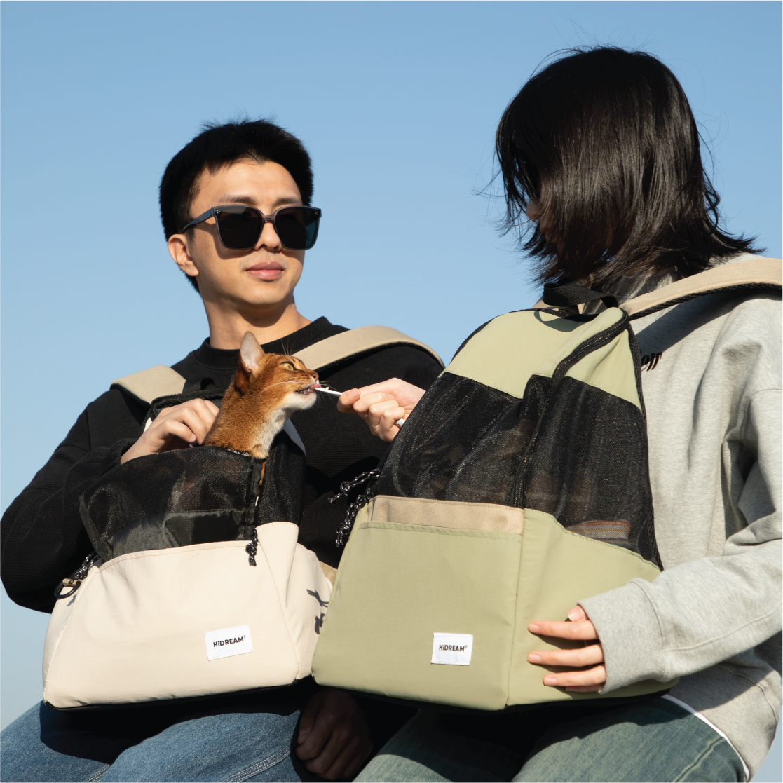 Pawstivity's Pet Travel Backpack: designed with dual shoulder straps and two-way anti-escape zippers; the zippers can be fully opened, making it convenient for feeding, and allowing pets to peek out for more interaction with the owner.