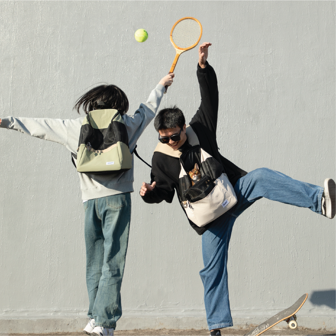 Pawstivity's Pet Travel Backpack: designed with dual shoulder straps and two-way anti-escape zippers; the zippers can be fully opened, making it convenient for feeding, and allowing pets to peek out for more interaction with the owner.