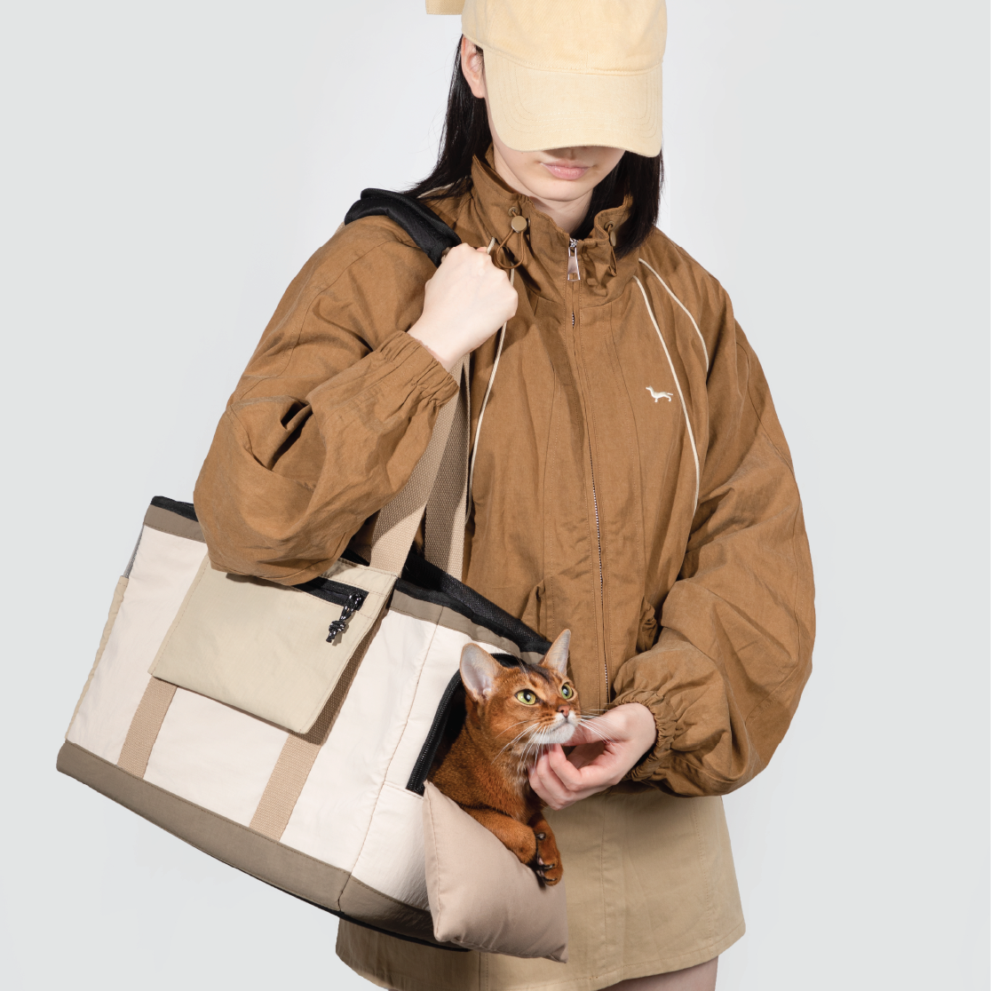 Prioritize safety and ease with Pawsitivity's breathable single-shoulder pet carrier. The safety buckle inside prevents escapes during outdoor activities, and the two-way anti-escape zipper with reflective strips ensures practicality and smooth operation. Weighing only 730 grams, this lightweight bag is a burden-free travel companion, offering peace of mind and comfort for both you and your pet.